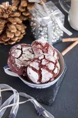 Noel süslemeleri ile Çikolatalı Bisküvi