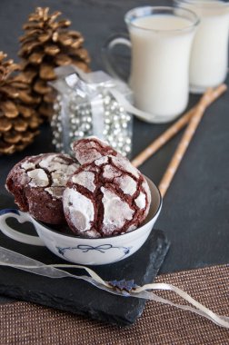 Noel süslemeleri ile Çikolatalı Bisküvi