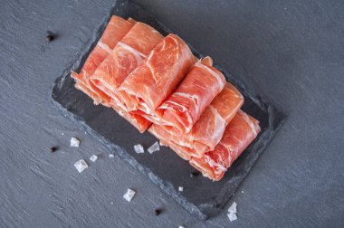 Gri bir arka plan üzerinde İspanya'dan tipik Jamon Iberico jambon