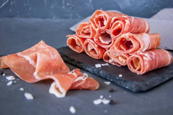 Gri bir arka plan üzerinde İspanya'dan tipik Jamon Iberico jambon
