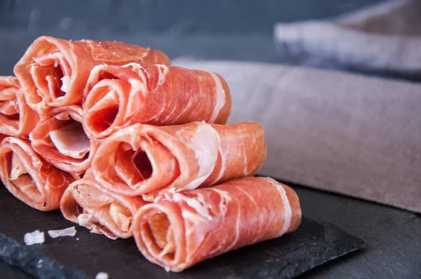 Gri bir arka plan üzerinde İspanya'dan tipik Jamon Iberico jambon