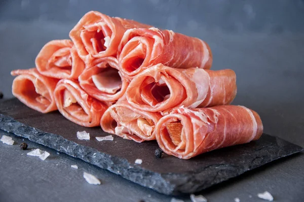 Gri bir arka plan üzerinde İspanya'dan tipik Jamon Iberico jambon