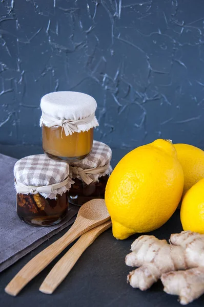 Bal, limon ve zencefil gri bir arka plan üzerinde