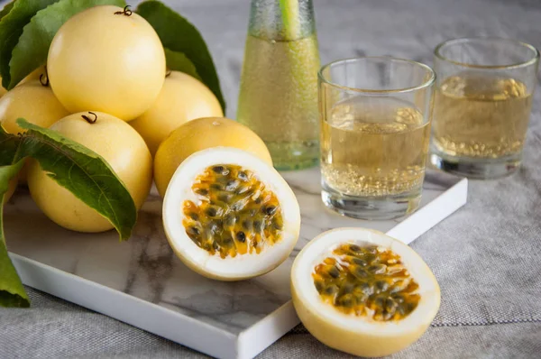 Tropikal meyve passion meyve (Maracuja)