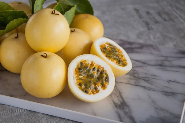 Tropikal meyve passion meyve (Maracuja)