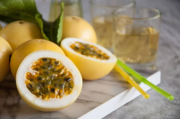 Tropikal meyve passion meyve (Maracuja)