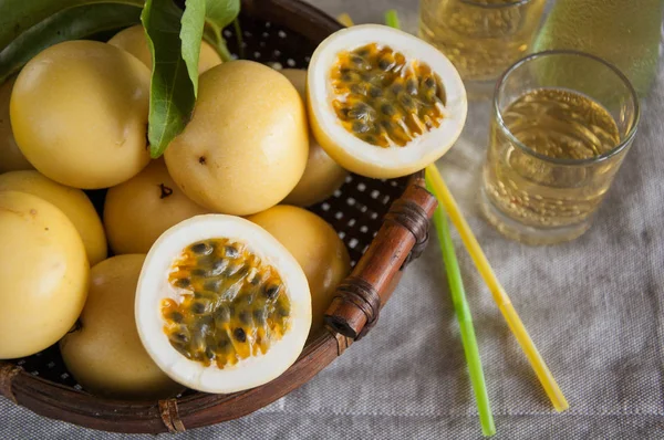 Tropikal meyve passion meyve (Maracuja)