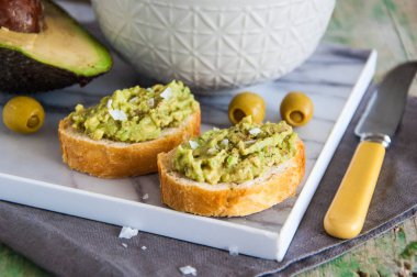 Aperatif meze ile avokado (guacamole sandviçle)