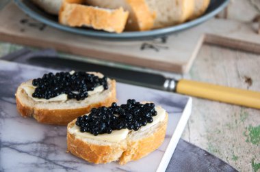 siyah havyar ile sandviçler