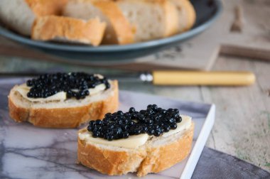 siyah havyar ile sandviçler