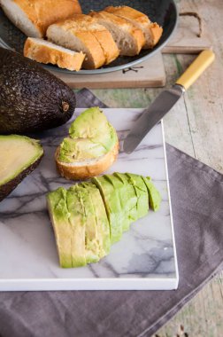 Tahta arka planda taze avokado.