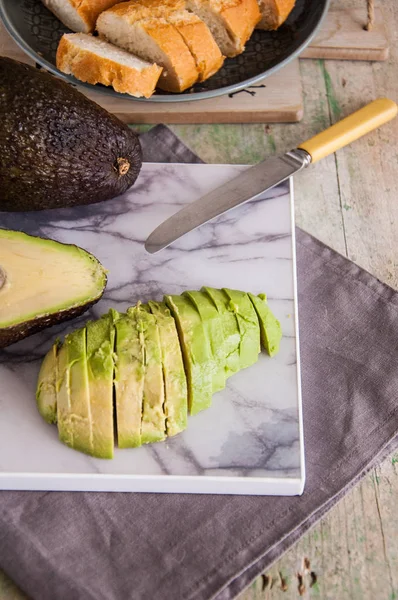 Tahta arka planda taze avokado.