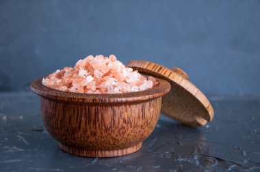 Gri bir arka plan üzerinde pembe Himalaya tuz