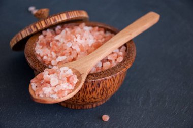 Gri bir arka plan üzerinde pembe Himalaya tuz