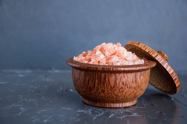 Gri bir arka plan üzerinde pembe Himalaya tuz