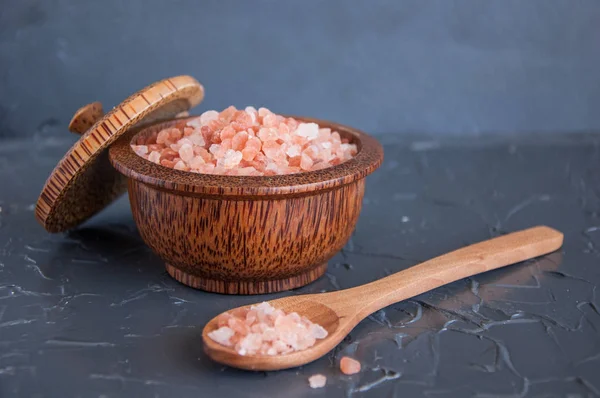 Gri bir arka plan üzerinde pembe Himalaya tuz