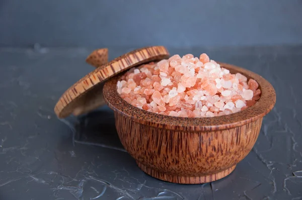 Gri bir arka plan üzerinde pembe Himalaya tuz