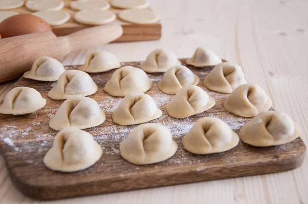 Gnocchi Fatti Casa Crudi Con Carne Sul Tavolo Legno Pelmeni — Foto Stock