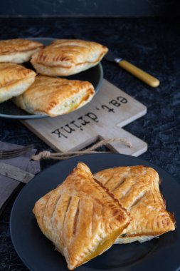 Gri arka planda ıspanaklı taze poğaça çörekleri.