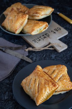 Gri arka planda ıspanaklı taze poğaça çörekleri.