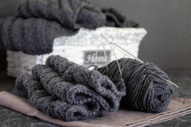 Gri arka planda yün ve gri örgü topları