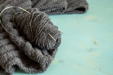 Mavi arka planda yün ve gri örgü topları