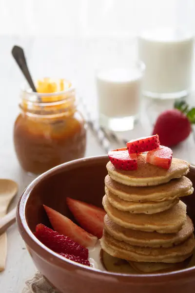 Stapelweise Pfannkuchen Mit Erdbeeren Auf Weißem Holzgrund — Stockfoto