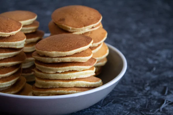 Stapelweise Pfannkuchen Auf Grauem Hintergrund — Stockfoto