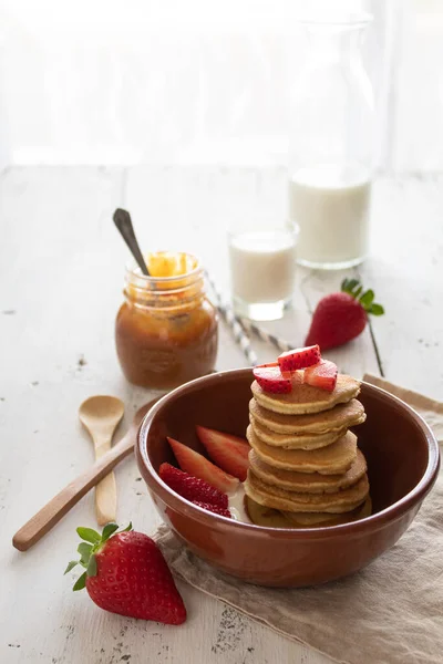 Stapelweise Pfannkuchen Mit Erdbeeren Auf Weißem Holzgrund — Stockfoto
