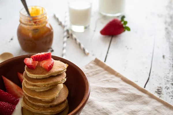 Pile Frittelle Con Fragole Uno Sfondo Legno Bianco — Foto Stock