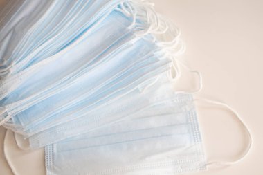 Beyaz arka planda tek kullanımlık tıbbi maskeler.