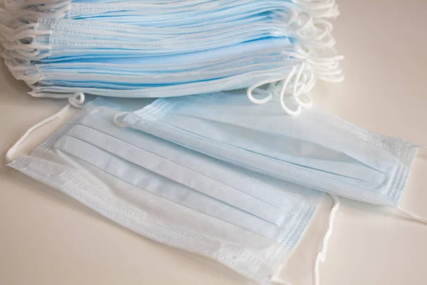 Beyaz arka planda tek kullanımlık tıbbi maskeler.