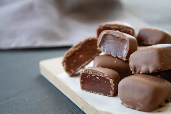 Gri arkaplanda Türk tatlıları (Türk lokumu)