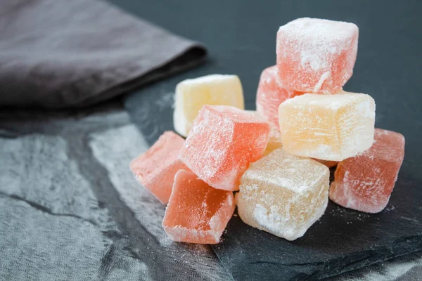 Pudra şekerli Türk tatlıları (Türk tatlıları)