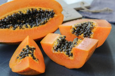 Gri arkaplanda Papaya parçaları