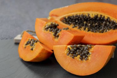 Gri arkaplanda Papaya parçaları