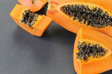 Gri arkaplanda Papaya parçaları