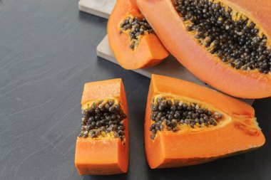 Gri arkaplanda Papaya parçaları