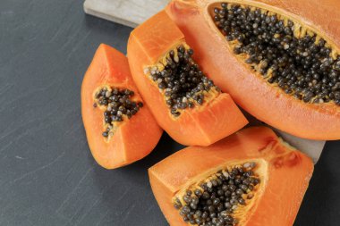 Gri arkaplanda Papaya parçaları