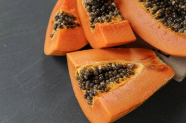 Gri arkaplanda Papaya parçaları