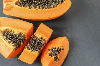 Gri arkaplanda Papaya parçaları