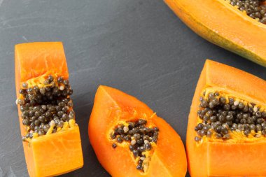 Gri arkaplanda Papaya parçaları