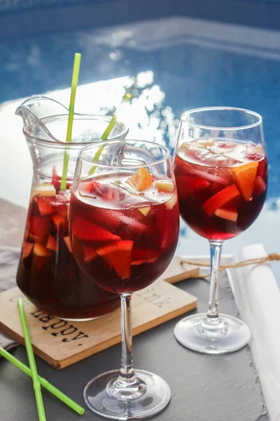 Spanish Red Wine Sangria Fruit Strawberry Orange Apple Banana Slices — Stock Photo, Image