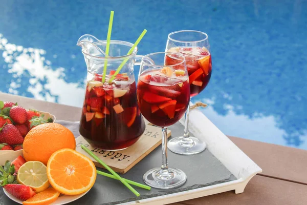 Meyveli İspanyol kırmızı şarabı (Sangria). Çilek, portakal, elma ve muz dilimleri. Havuzun yanındaki tepside.