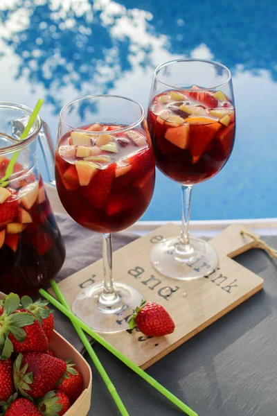 Meyveli İspanyol kırmızı şarabı (Sangria). Çilek, portakal, elma ve muz dilimleri. Havuzun yanındaki tepside.