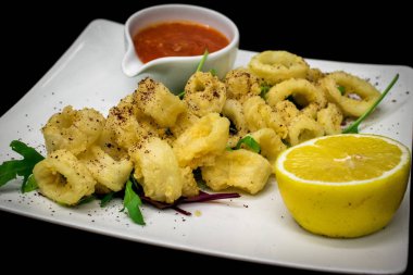 limon ve sarımsak sosu kızarmış kalamar