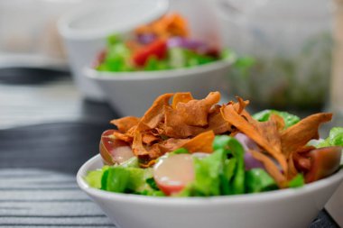 Taze kızarmış patates salatası