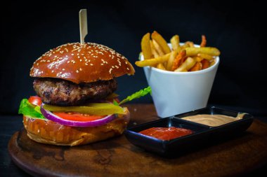 beefburger patates kızartması ile