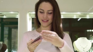 Kadın onun smartphone jewerly dükkanında kullanır.