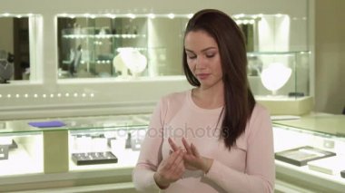 Kadın takı butikten halkası üzerinde çalışır